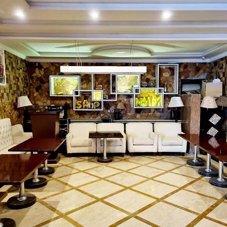 Triple One Hotel Suites アボッターバード エクステリア 写真
